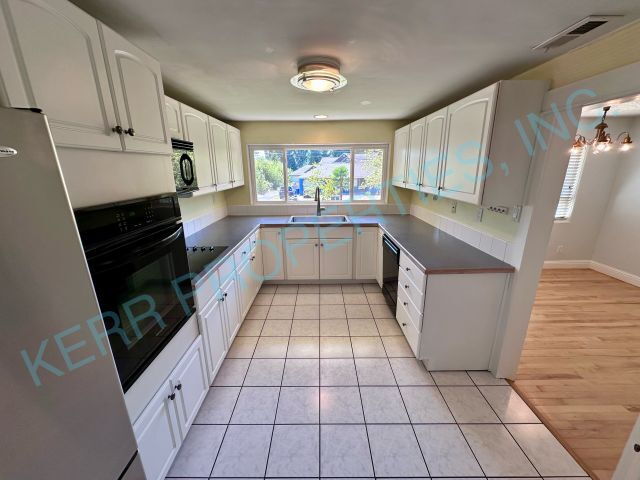 Building Photo - Charming 3-Bedroom Oasis in Milwaukie - Spacious 1230 Sq Ft Retreat!
