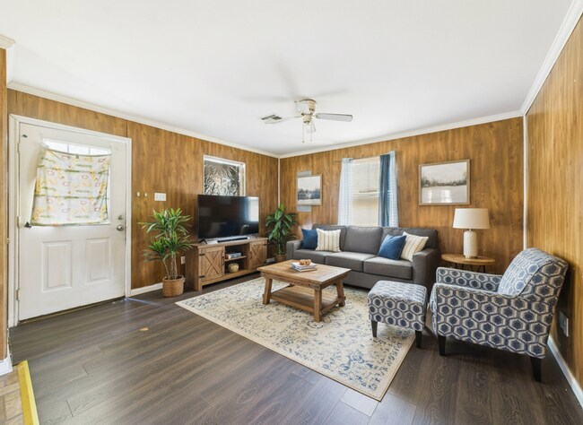Building Photo - AVAILABLE NOW! 3 bed, 2 bath home in Lafayette!