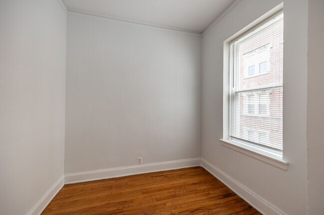 Foto del edificio - 7350 N Damen Ave