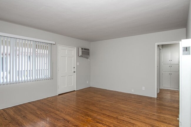 Interior Photo - how320