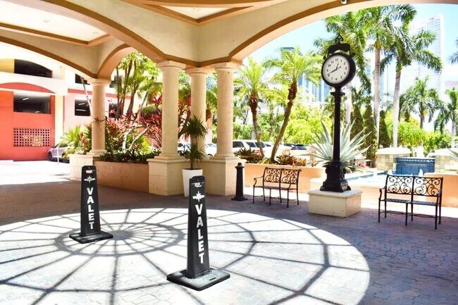 Foto del edificio - 16900 N Bay Rd