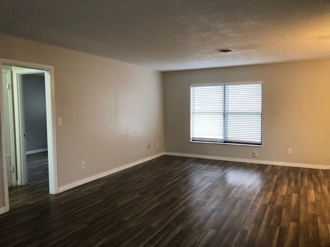 Building Photo - 3 br, 2 bath House - 3714 Pembrook Dr