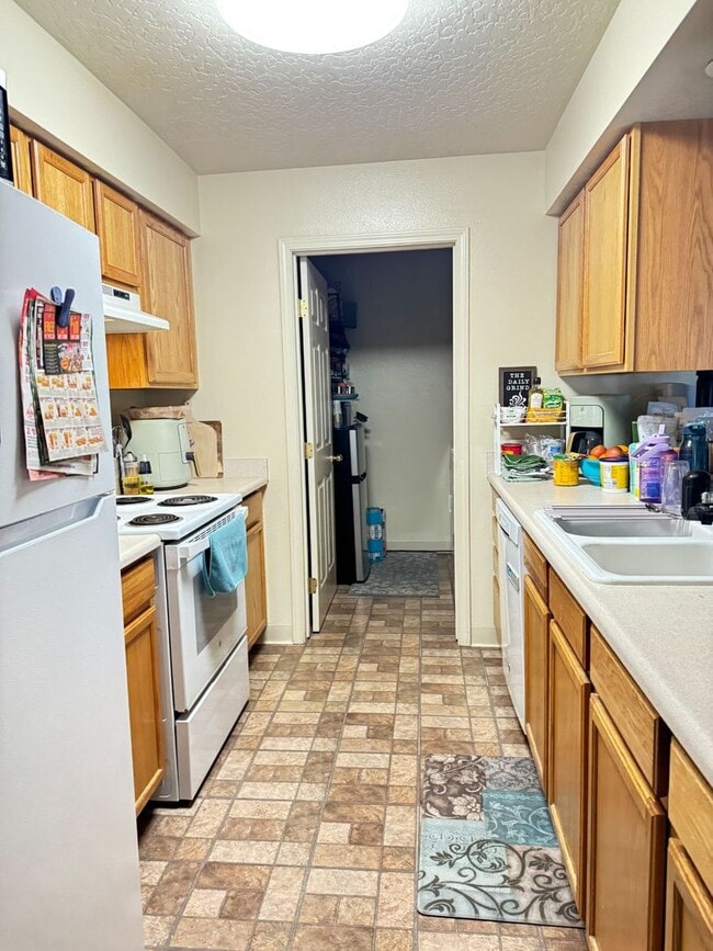 Building Photo - Charming 2 bedroom 2 bathroom Duplex | Ful...