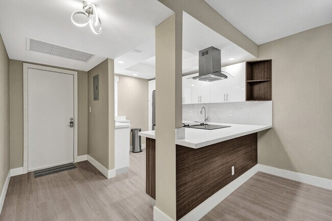 Building Photo - 3051 S Palm Aire Dr