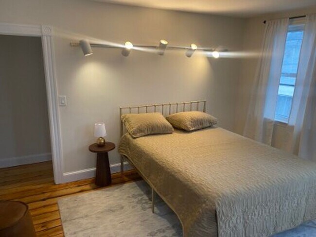Building Photo - Incredible 3.5 Bedroom Apartment in East C...