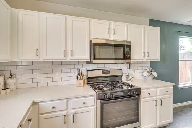 Foto del edificio - Room in House on Hungry Horse Dr