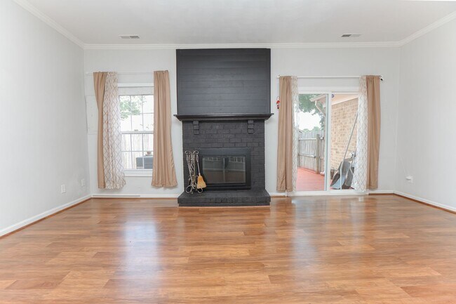 Building Photo - Beautifully maintained townhouse in Virgin...