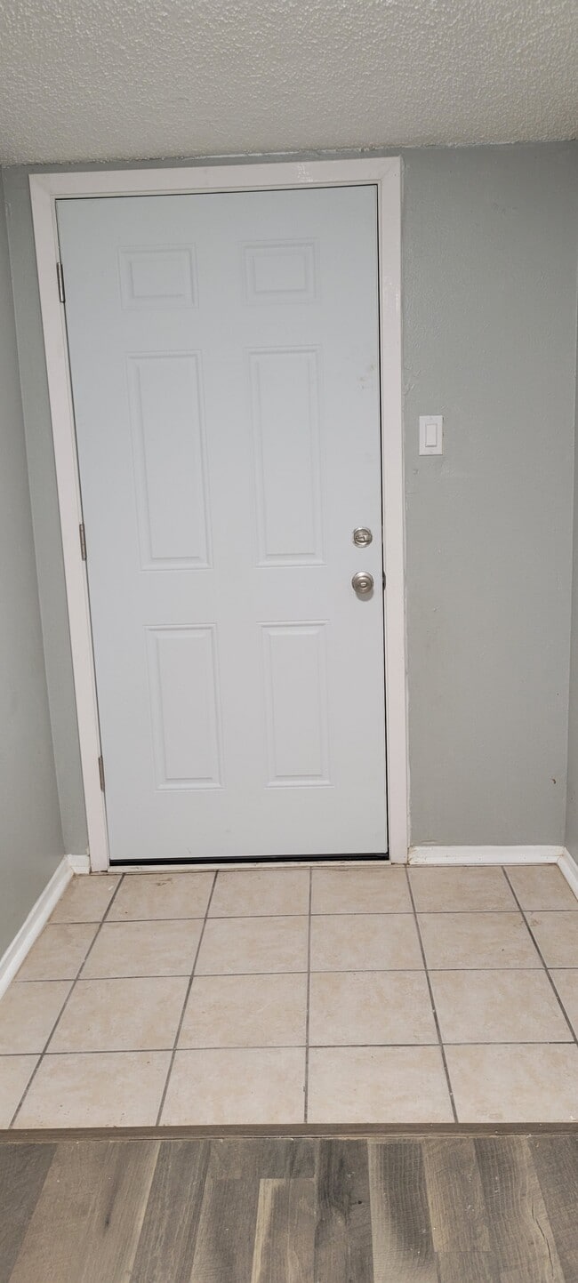 Building Photo - 5055 Ridglea Ln