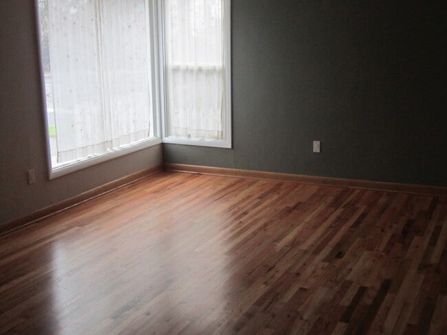Building Photo - Charming 2 Bedroom 1 Bathroom in Lincoln Neighborhood
