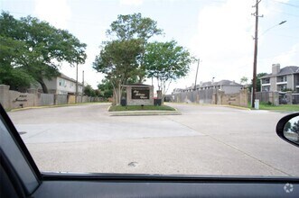 Building Photo - 2800 Jeanetta St