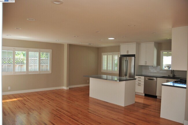 Foto del edificio - 682 Salberg Ave