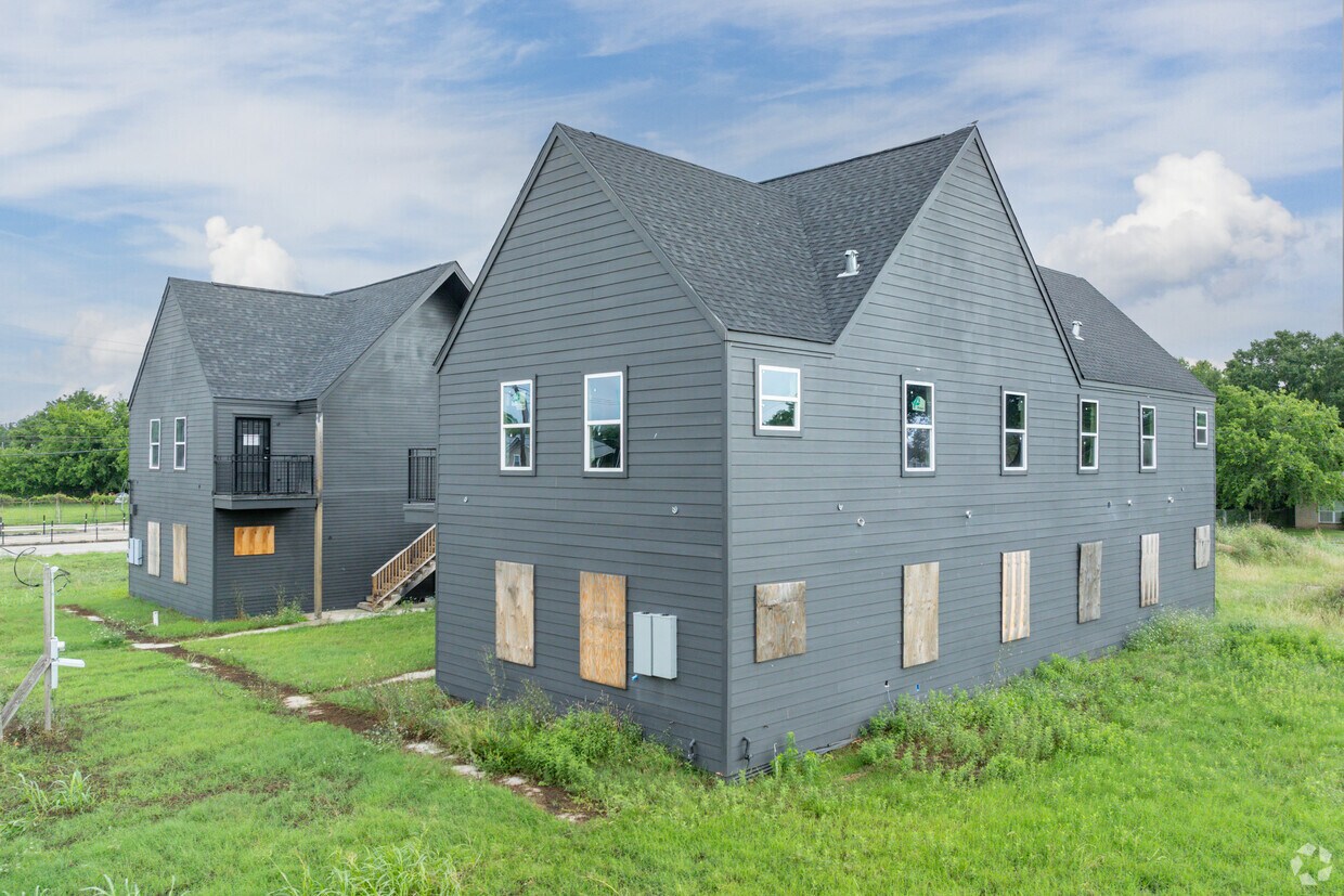 3517 Tuam St - The Lodges