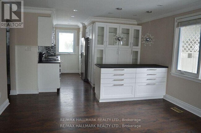 Building Photo - 97 Cartier Crescent