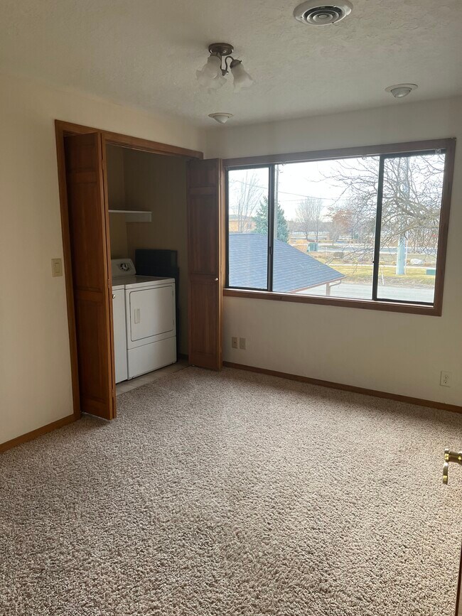 Laundry/office - 770 W McMillan Rd