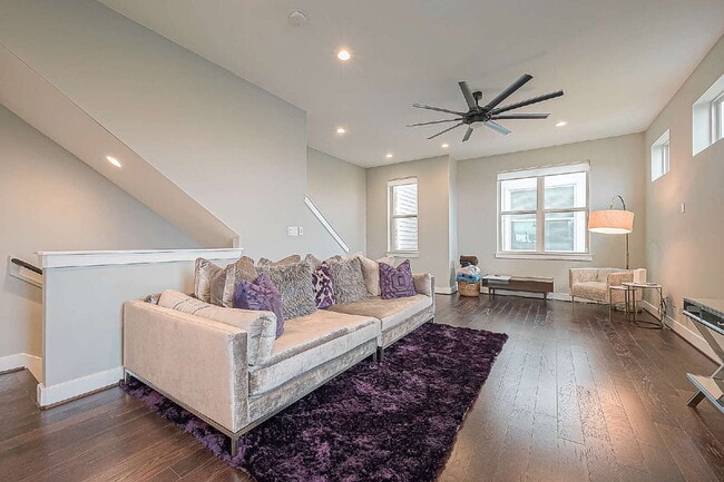 Building Photo - Modern home with 3 bedrooms, 3.5 bathrooms...