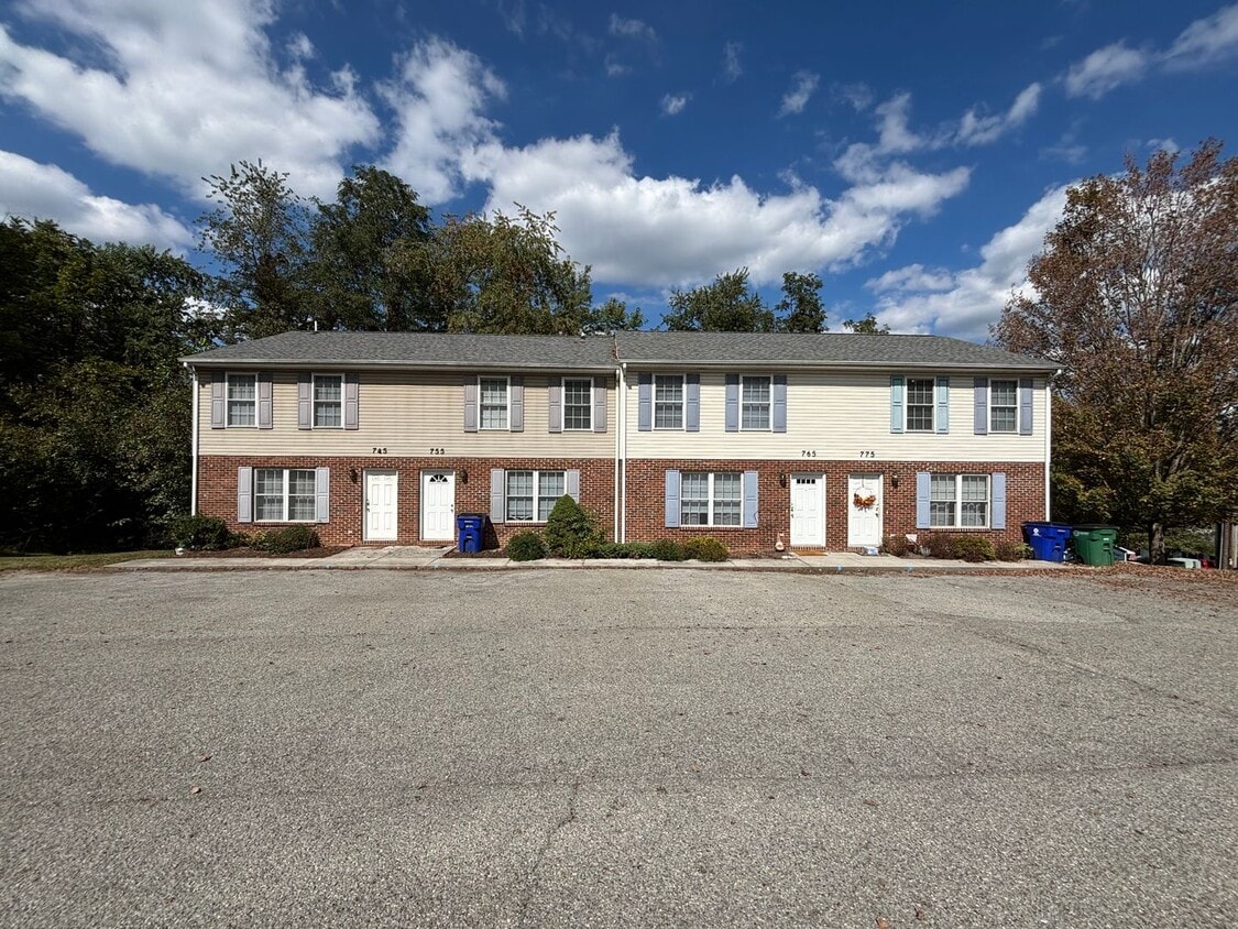 2 Bedroom, 1.5 Bath Townhouse - 2 Bedroom, 1.5 Bath Townhouse