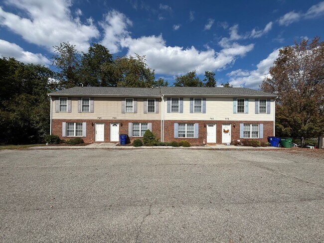 2 Bedroom, 1.5 Bath Townhouse - 2 Bedroom, 1.5 Bath Townhouse
