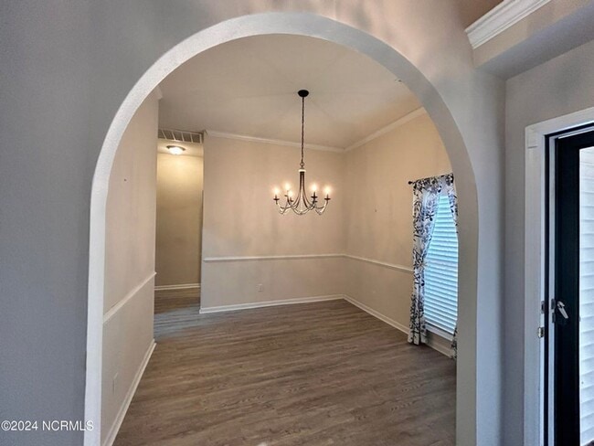 Foto del edificio - Beautiful brick home in sought-after Sandp...