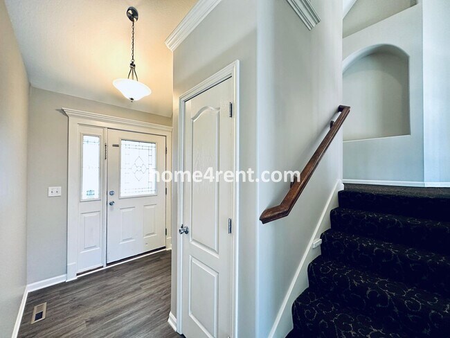 Foto del edificio - Spacious Four Bedroom Northland Home with a Finished Basement, 3 car garage and Fenced Yard!