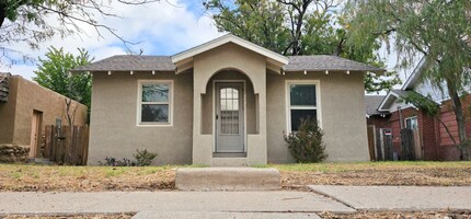 Building Photo - 213 S Ave E