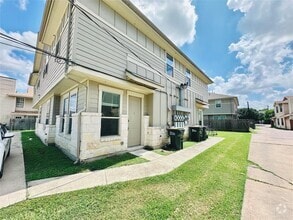 Building Photo - 2216 Creekside Ln