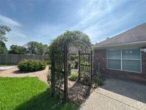 Building Photo - 11411 Oak Lake Vista Ct
