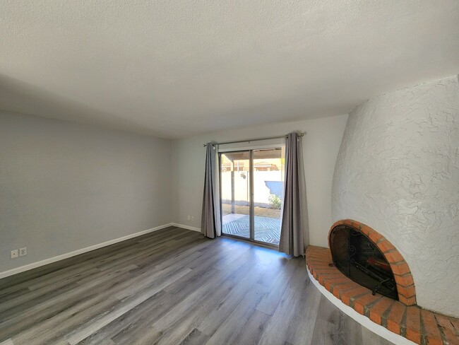 Foto del edificio - Gorgeous 2 bedroom 2 bath in TAPATIO COVE