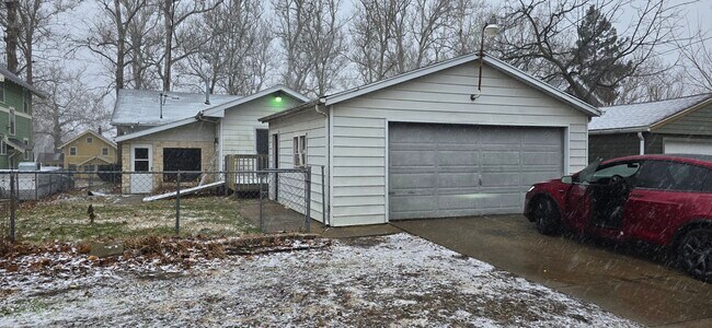 Foto del edificio - 1420 Thompson Ave