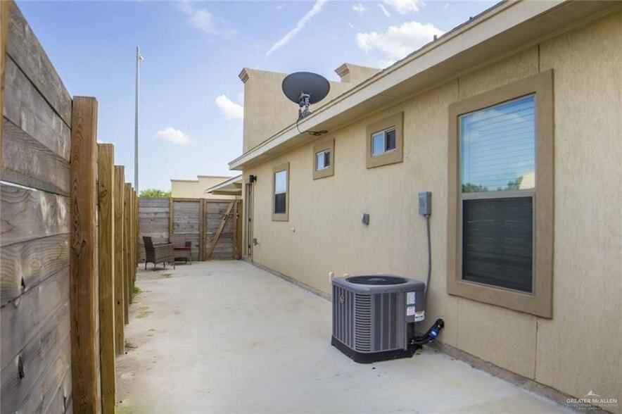 Foto del edificio - 704 E Myrtle Beach Ave