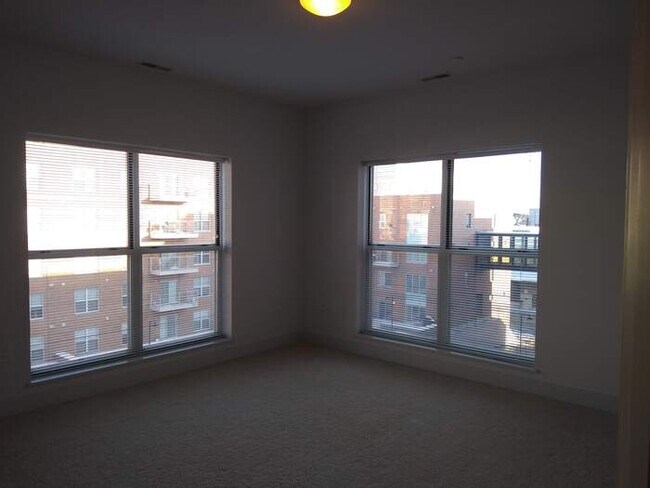 Foto del edificio - LARGE 1-BEDROOM, 830 SQ.FT.