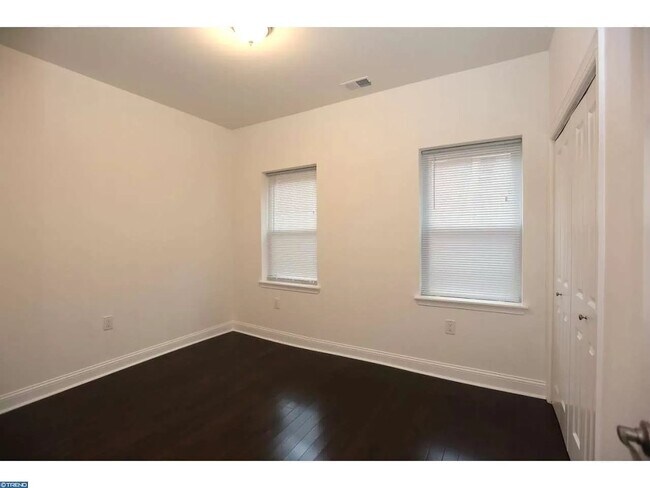 Building Photo - 713 W Girard Ave