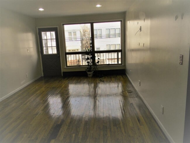 Building Photo - 169 Clendenny Ave
