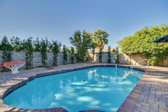 Foto del edificio - 6813 E Grandview Dr