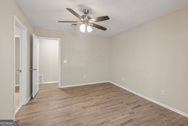 Foto del edificio - 408 Warm Springs Cir