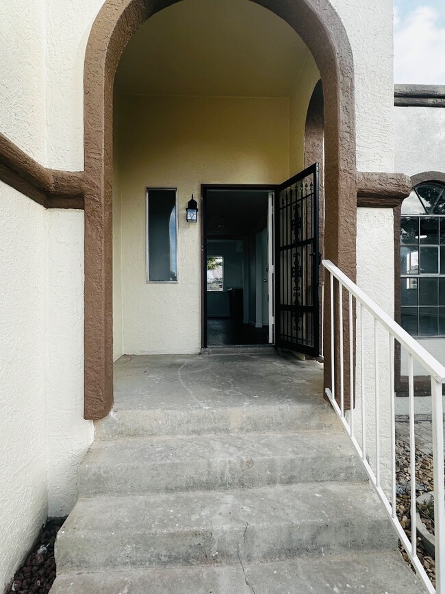 Foto del edificio - 704 Espolon Dr