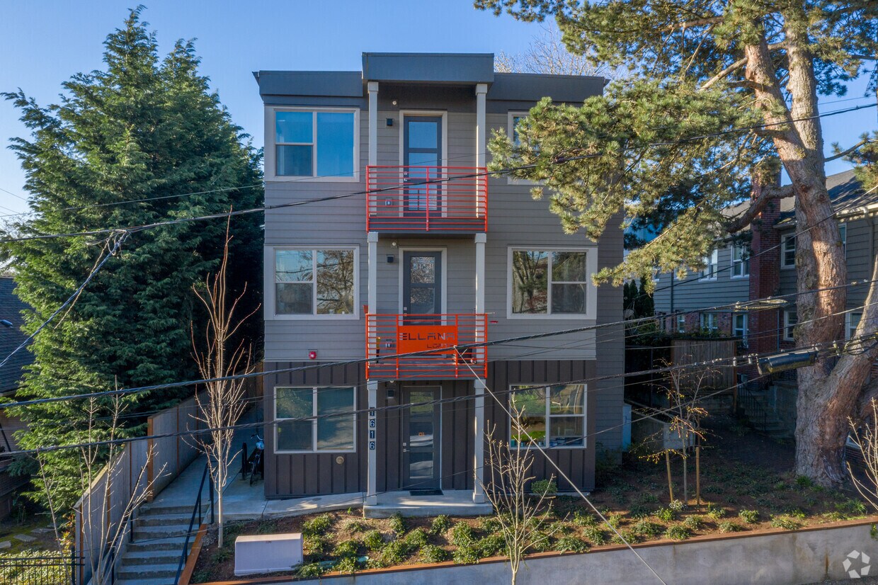 Building Photo - 1624 SE Insley St