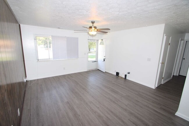 Building Photo - Amazing 3 Bed 1 Bath Home