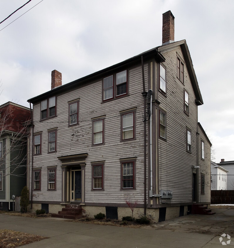 Primary Photo - 64 Dexter St