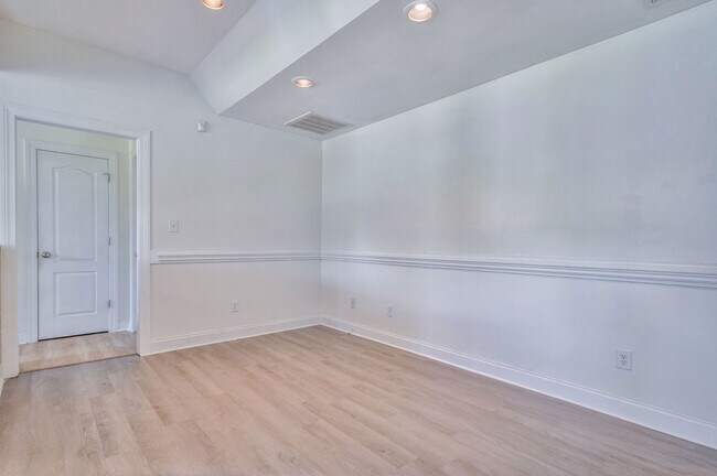 Building Photo - 202 Weeping Hollow Ct