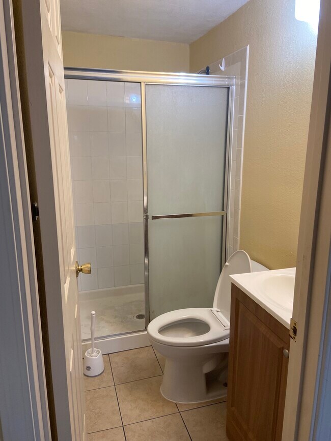 Big room with private full bathroom - 168 Santa Barbara Ave