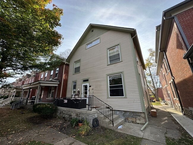 Building Photo - 129 W 9th Ave