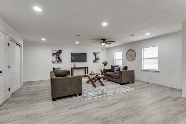 Foto del edificio - 537 NW Chisholm Rd