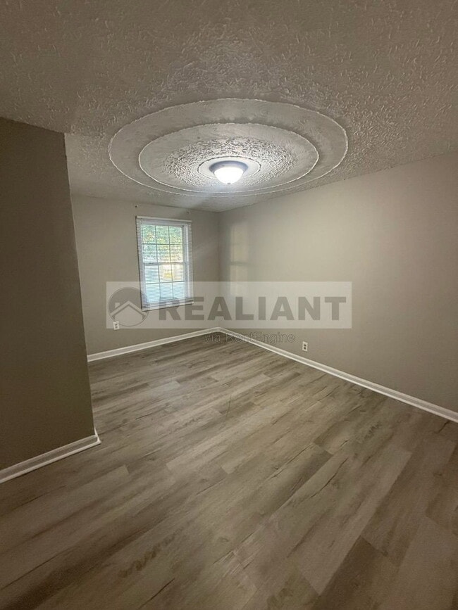 Building Photo - 100 Meadow Ln