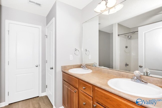 Building Photo - 126 Herrick Dr SW