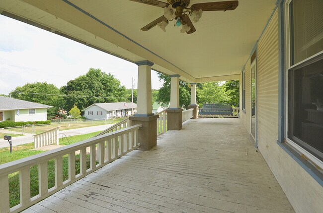 Building Photo - Beautiful Historic 3 Bedroom, 2 bath Home ...