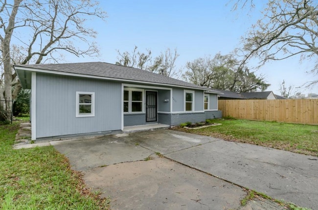 Building Photo - 5635 Belarbor St