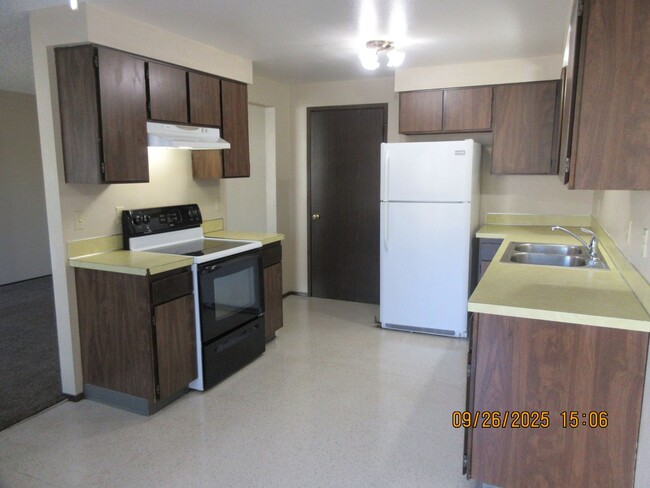 Building Photo - Spacious and very clean
