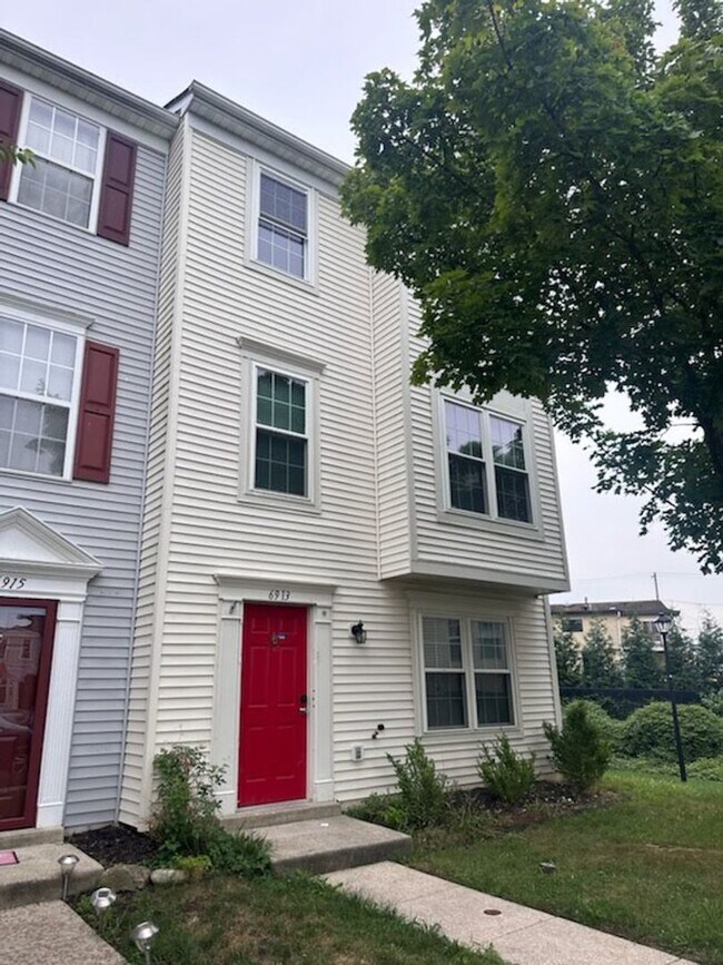 Building Photo - 4 bedroom 3 bath townhome available for rent