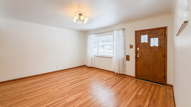 Foto del edificio - 5819 Jamieson Ave