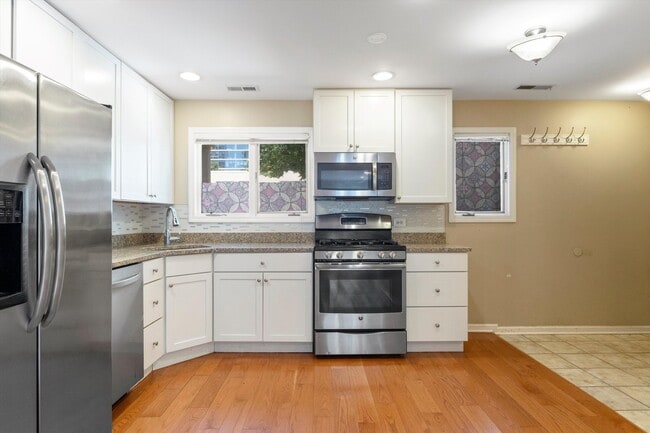Building Photo - 1069 S Park Terrace